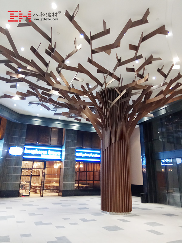 星光汇 - 柱子上用艺术造型铝单板打造的树