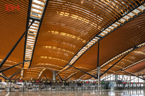 弧形铝方通打造珠澳大桥香港口岸旅检大楼穹顶装饰01.jpg